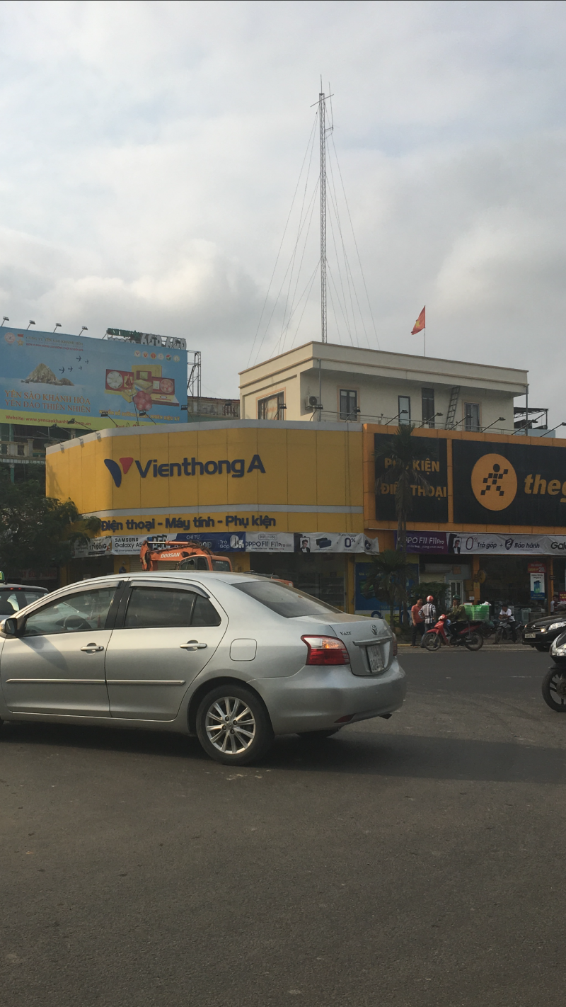 Canhj khu Đông ga Hạ long , cách bến xe Bãi cháy 100 m. 